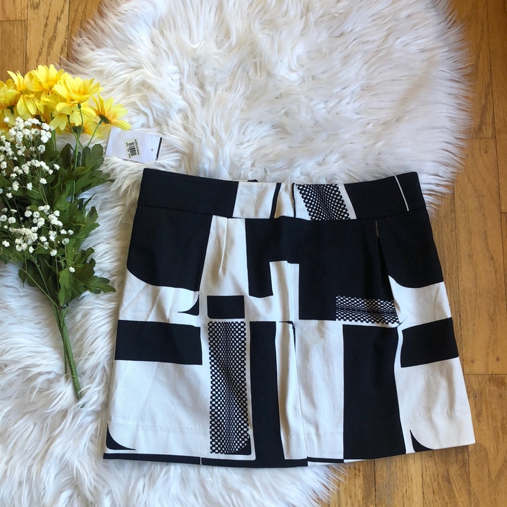 Abstract black and white mini skirt low rise 2000s